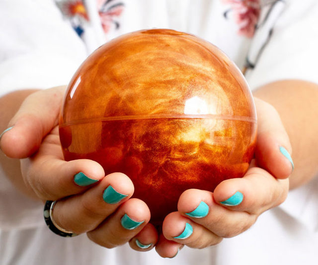 Rheoscopic Fluid Planets